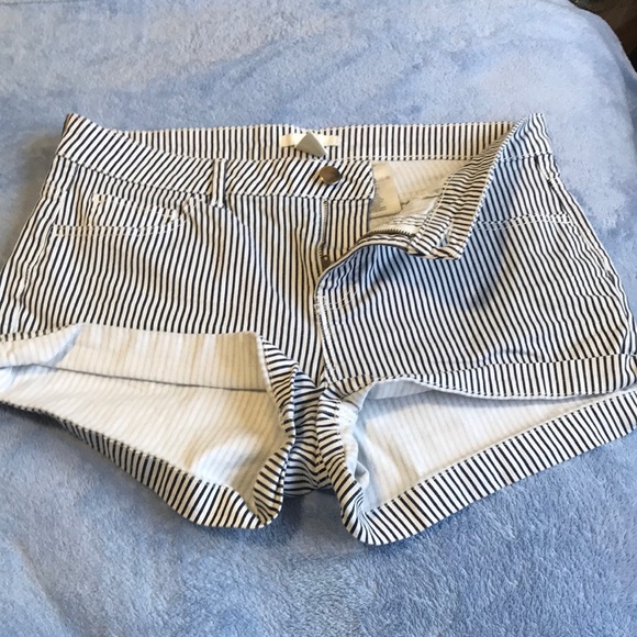 H&M blk/white striped shrtsTODAY ONLY 🇺🇸 - Picture 1 of 4